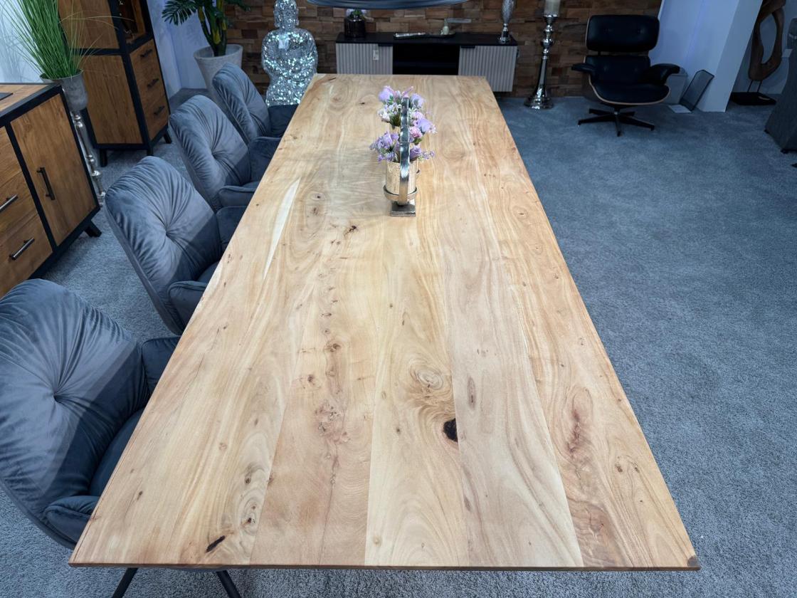 Eleganter-Tisch-mit-schweizer-Kante-Massivholztisch