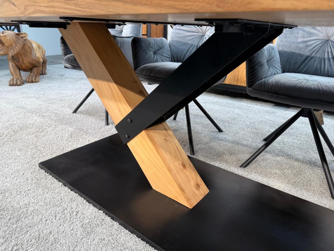 Eleganter-Tisch-mit-schweizer-Kante-Massivholztisch
