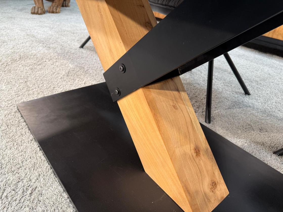 Eleganter-Tisch-mit-schweizer-Kante-Massivholztisch