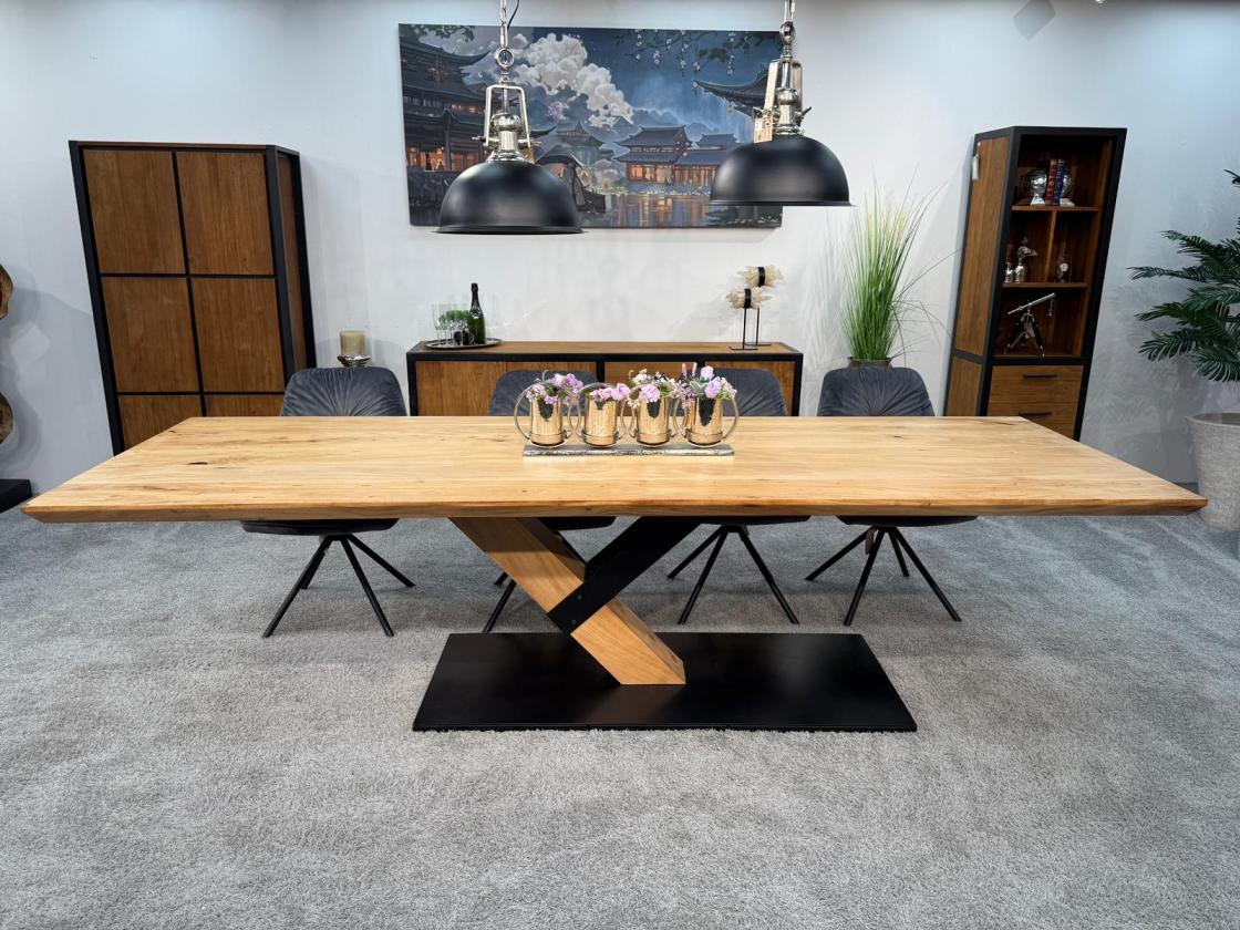 Eleganter-Tisch-mit-schweizer-Kante-Massivholztisch