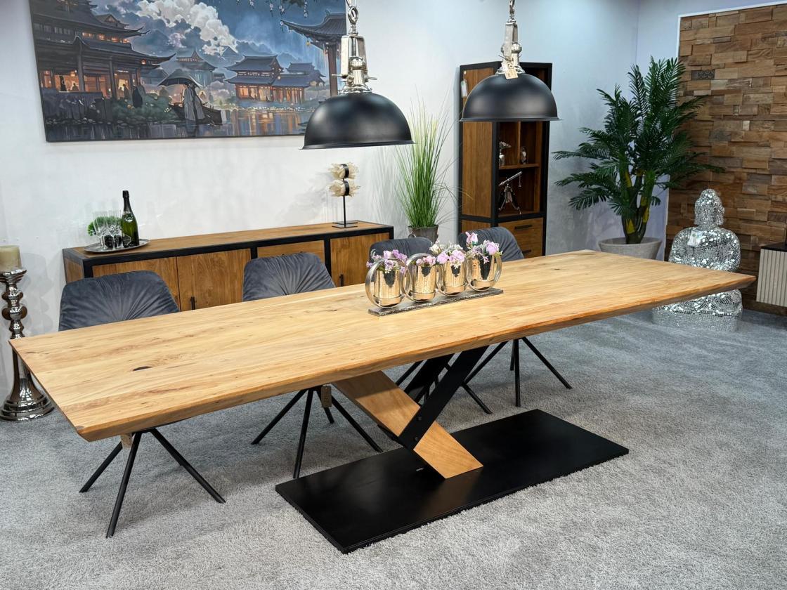Eleganter-Tisch-mit-schweizer-Kante-Massivholztisch