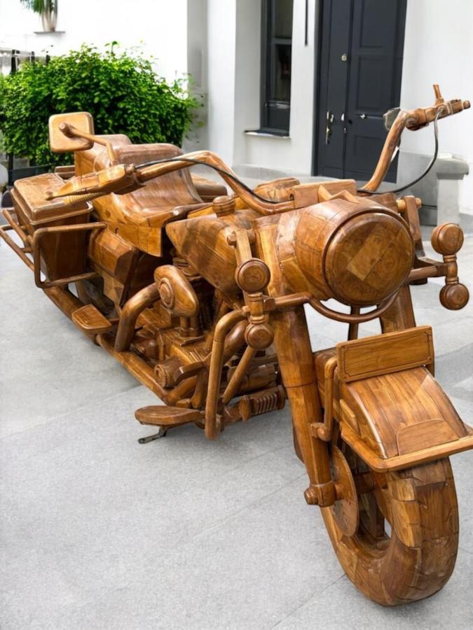 Außergewöhnliche Holzskulptur „Motorrad“ aus Holz