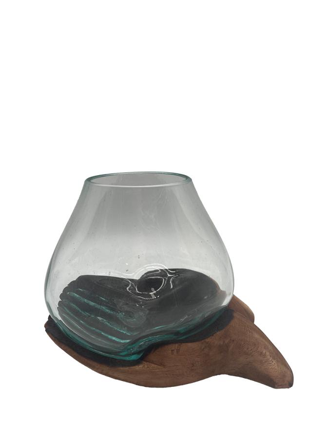 Mundgeblasene Glasvase auf Holzelement geöffnete Hände
