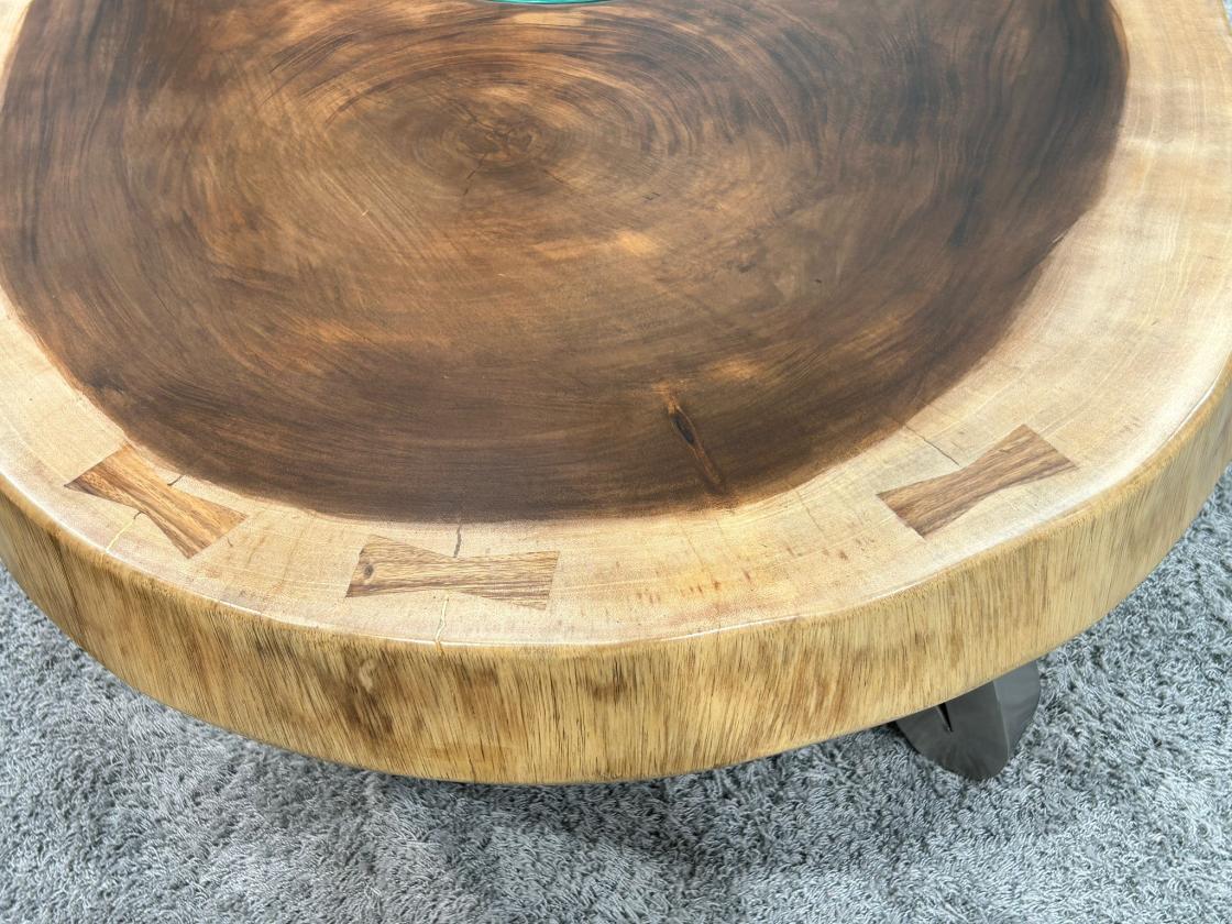 Massiver runder Couchtisch Baumstamm mit Metallgestell