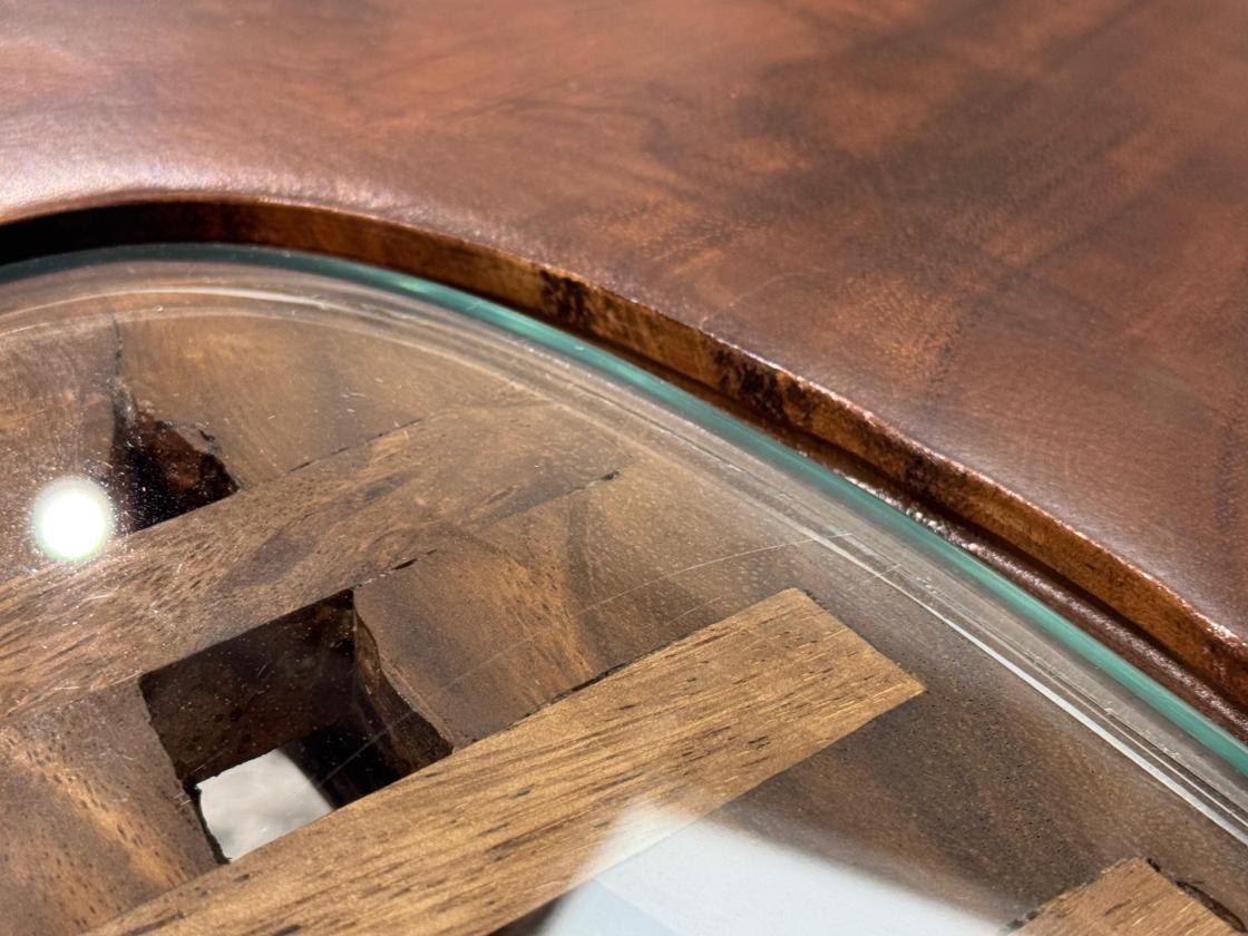 Massiver runder Couchtisch Baumstamm mit Metallgestell