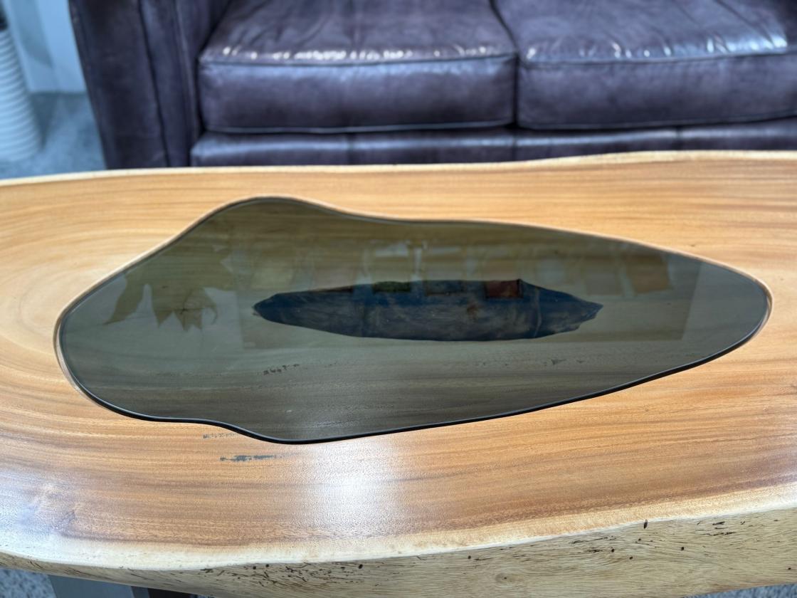 Massiver Couchtisch Baumstamm mit Metallgestell