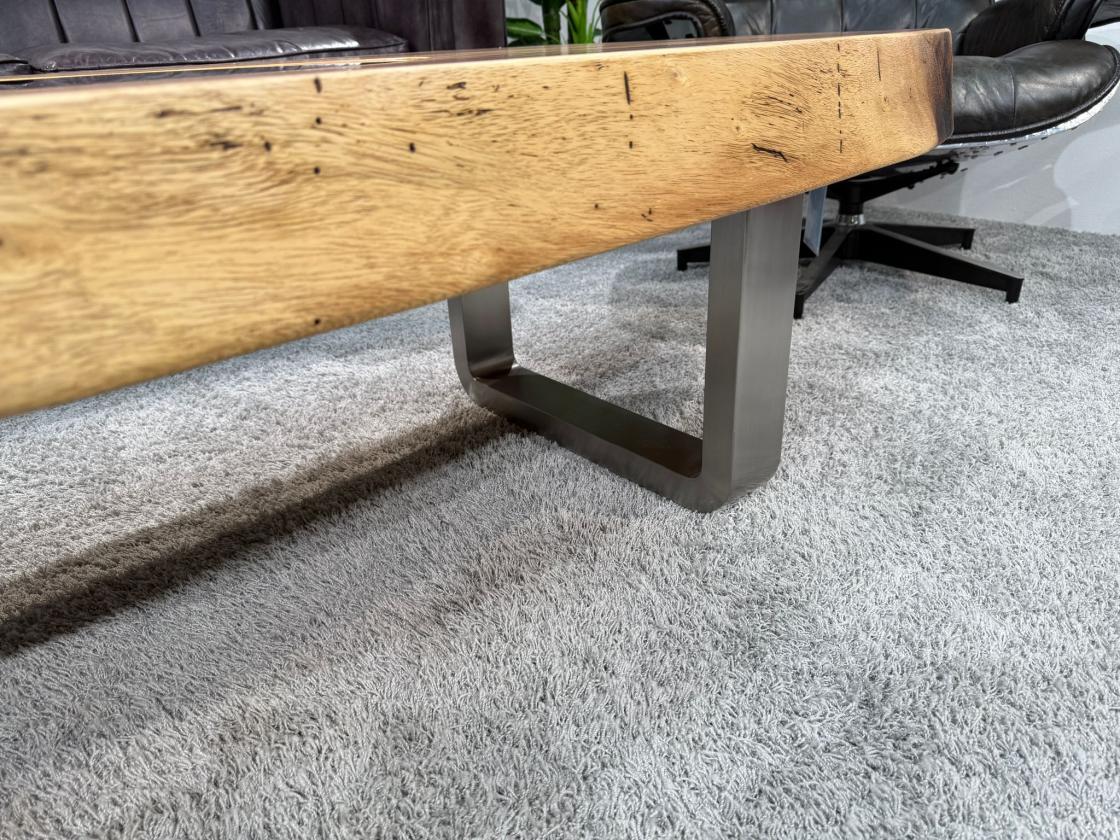 Massiver Couchtisch Baumstamm mit Metallgestell