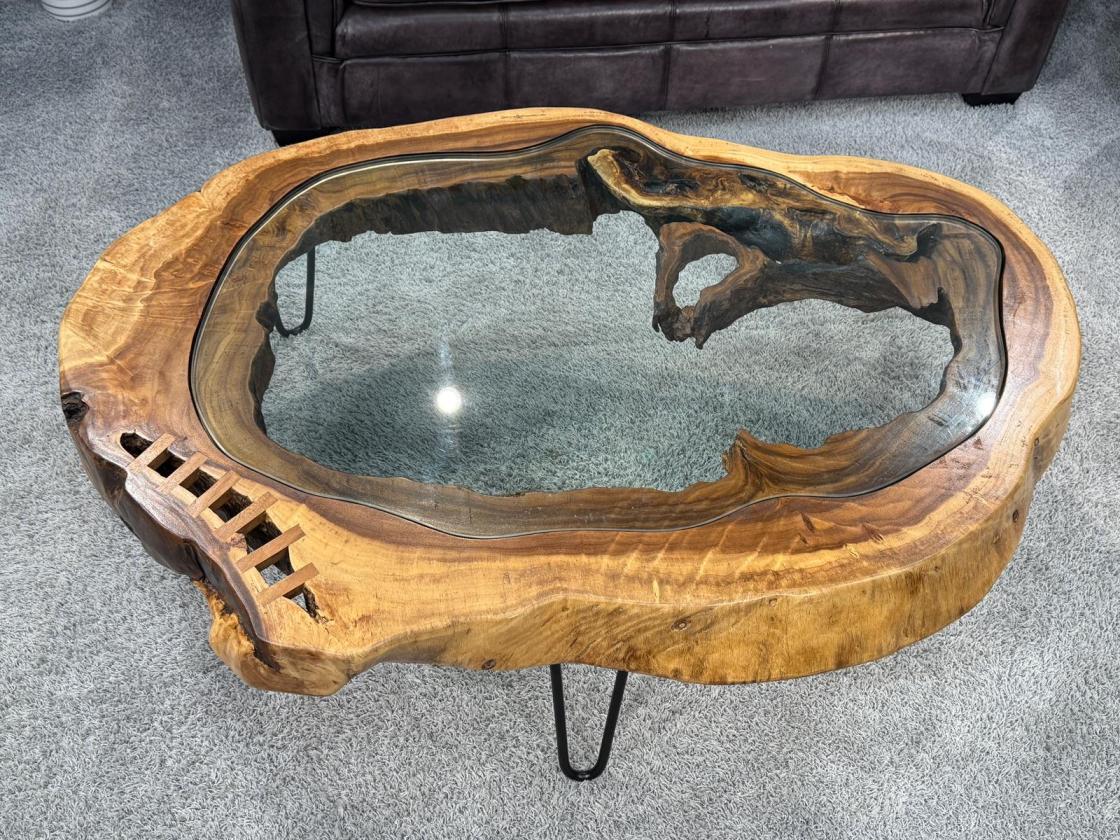 Massiver runder Couchtisch Baumstamm mit Metallgestell