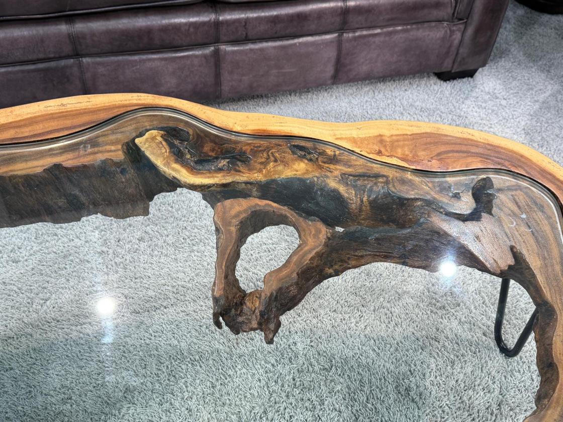 Massiver runder Couchtisch Baumstamm mit Metallgestell