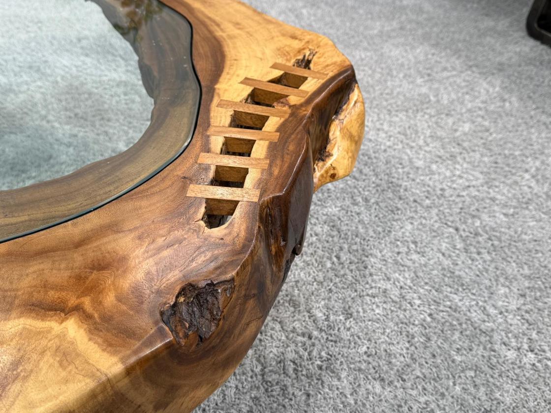 Massiver runder Couchtisch Baumstamm mit Metallgestell