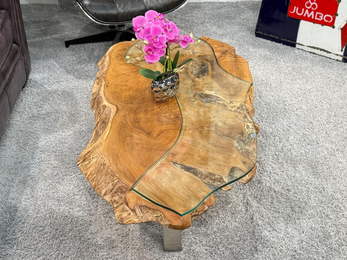 Wohnzimmertisch aus Suar-Baumstamm, ca. 120x60x39 cm.