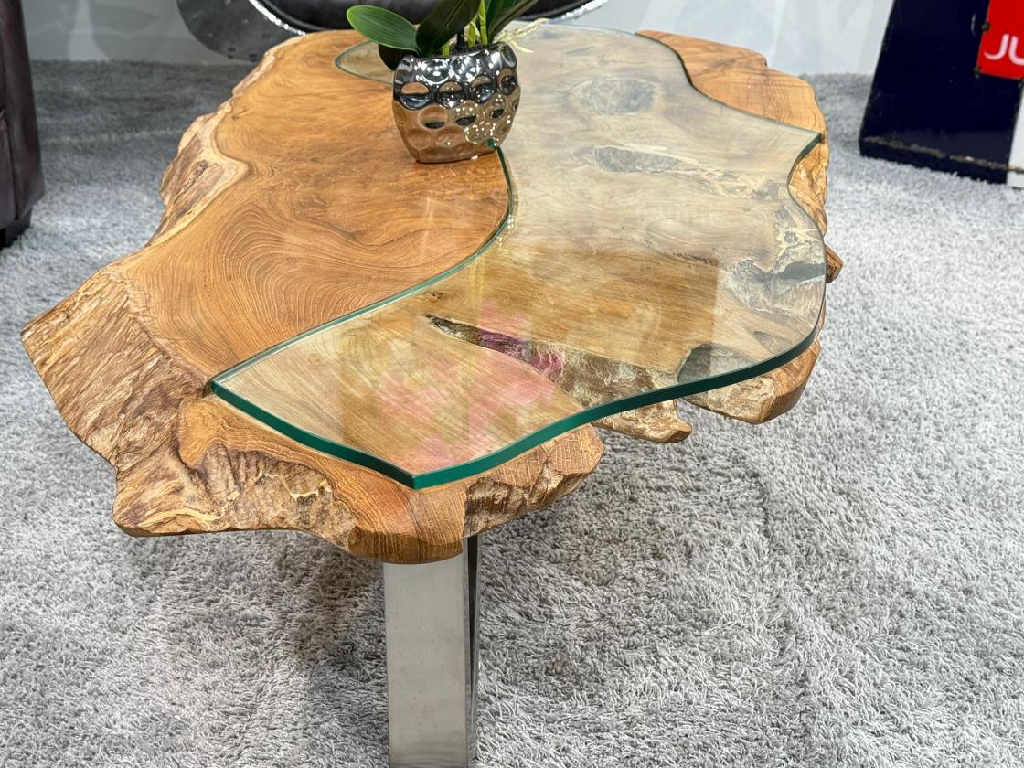 Wohnzimmertisch aus Suar-Baumstamm, ca. 120x60x39 cm.