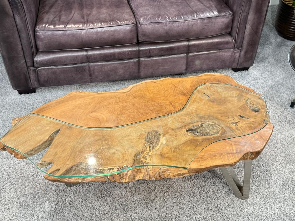 Wohnzimmertisch aus Suar-Baumstamm mit Glas- und Holzdetails.