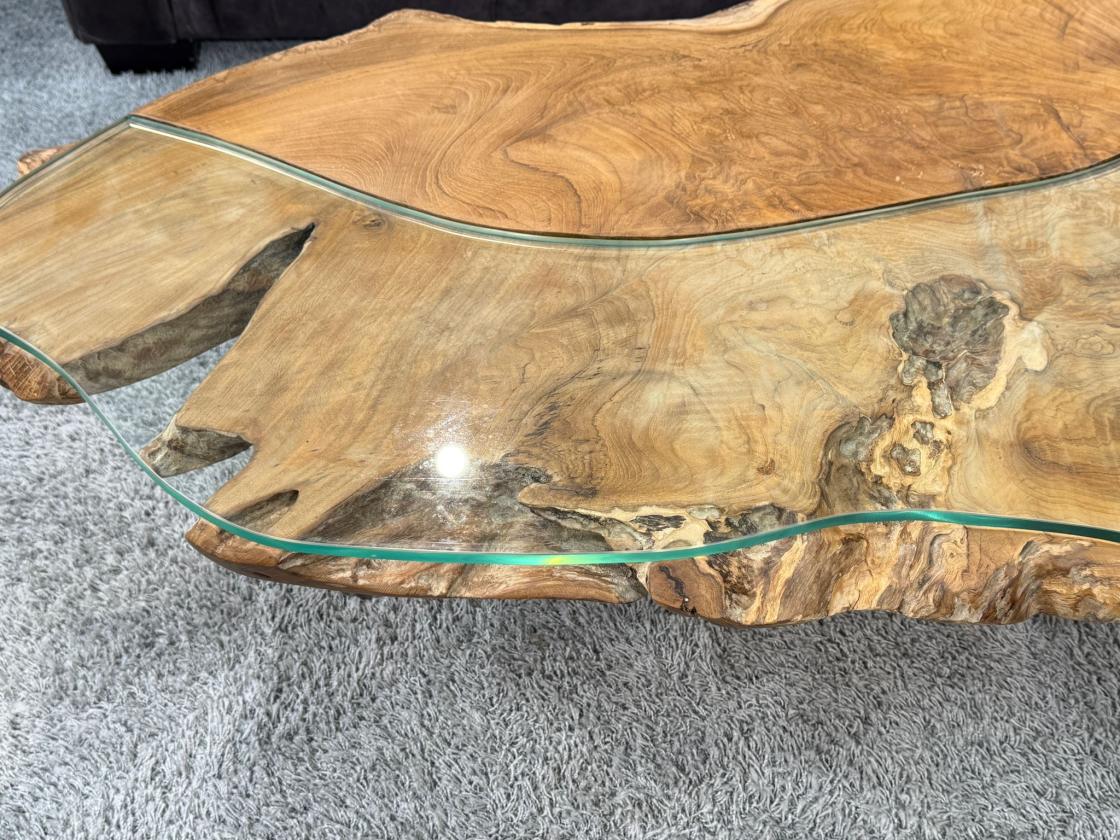 Wohnzimmertisch aus Suar-Holz mit Glasplatte, Detailansicht.