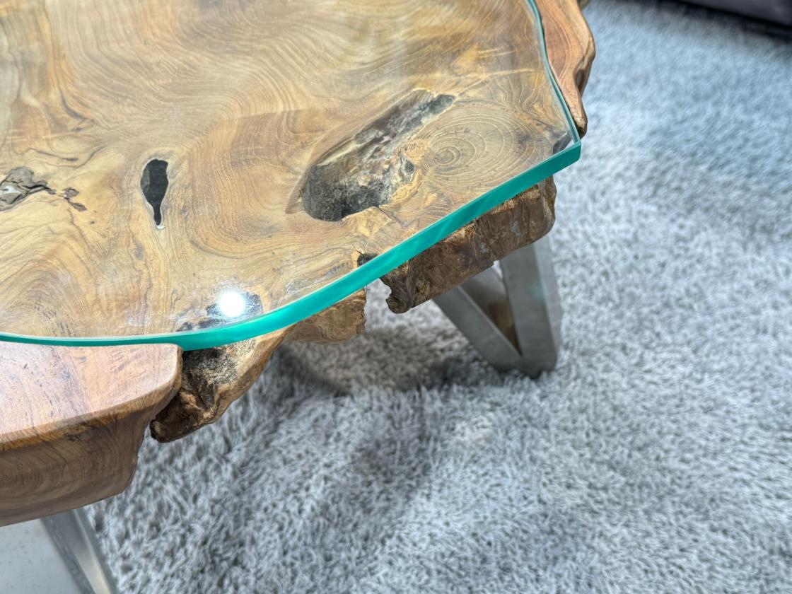 Detailaufnahme eines Wohnzimmertischs aus Suar-Holz mit Glaseinsatz.