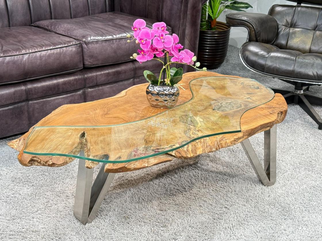 Wohnzimmertisch aus Suar-Baumstamm, 120x60x39 cm, mit Metallbeinen.