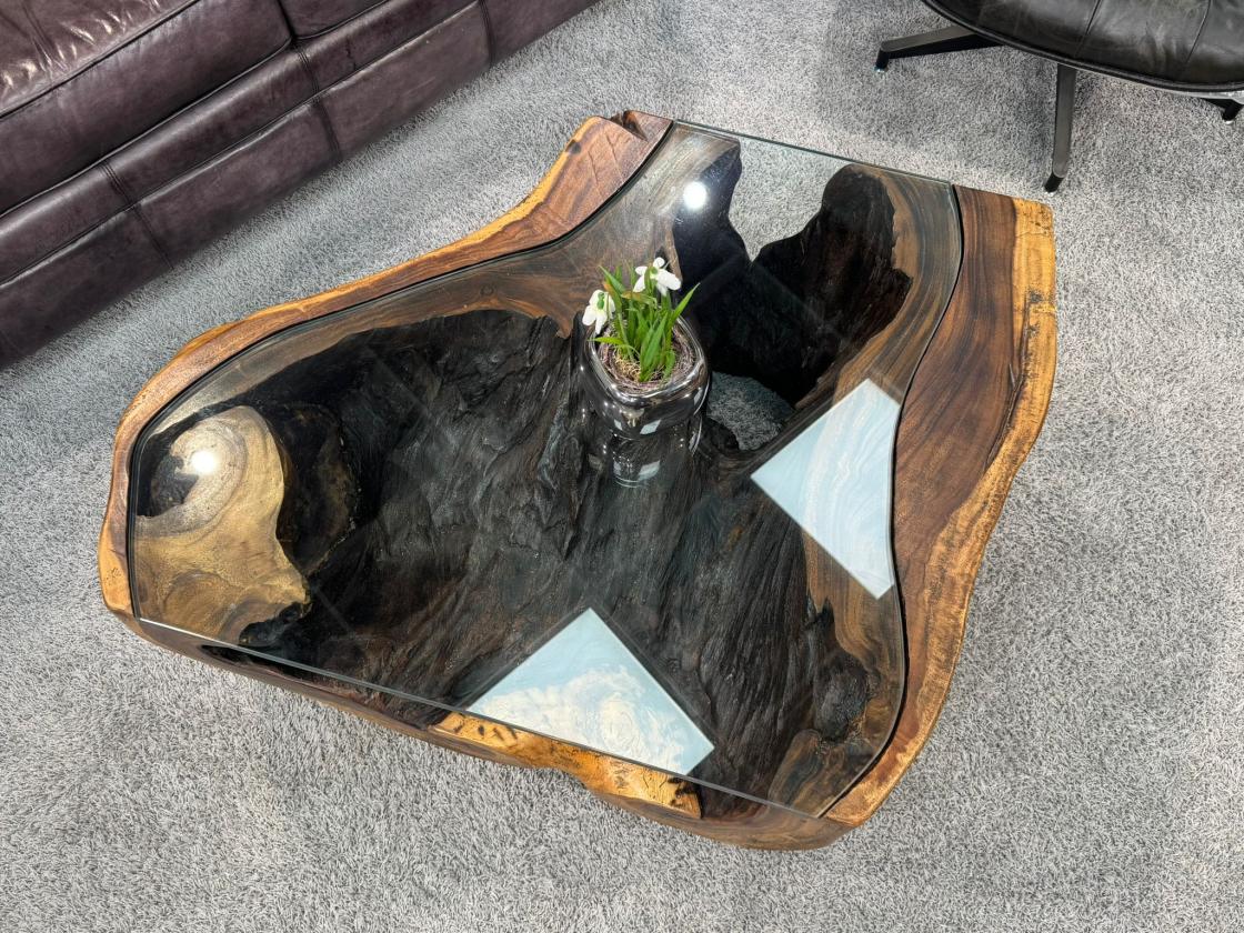 Wohnzimmertisch aus Suar-Baumstamm, ca. 100x80x42 cm.