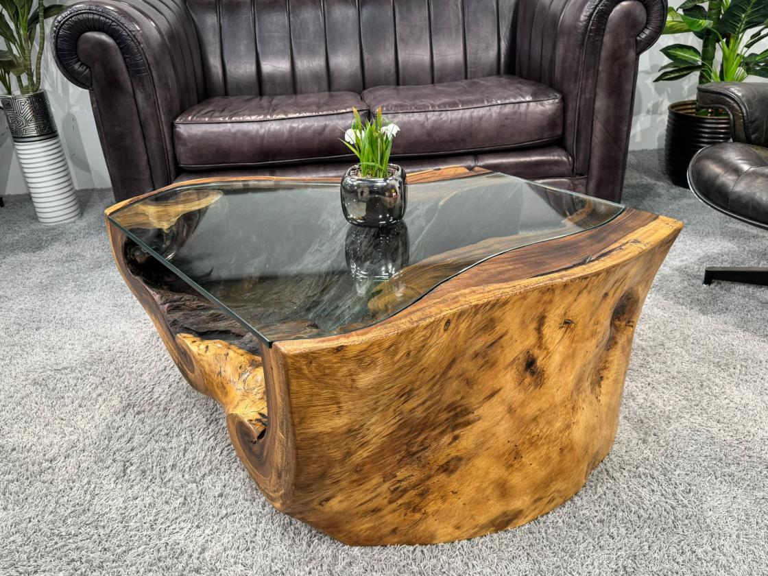 Wohnzimmertisch aus Suar-Holz mit Glasplatte, 100 x 80 x 42 cm.