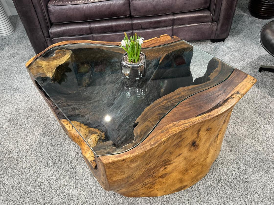 Wohnzimmertisch aus Suar-Holz mit Metallbeinen auf Teppich