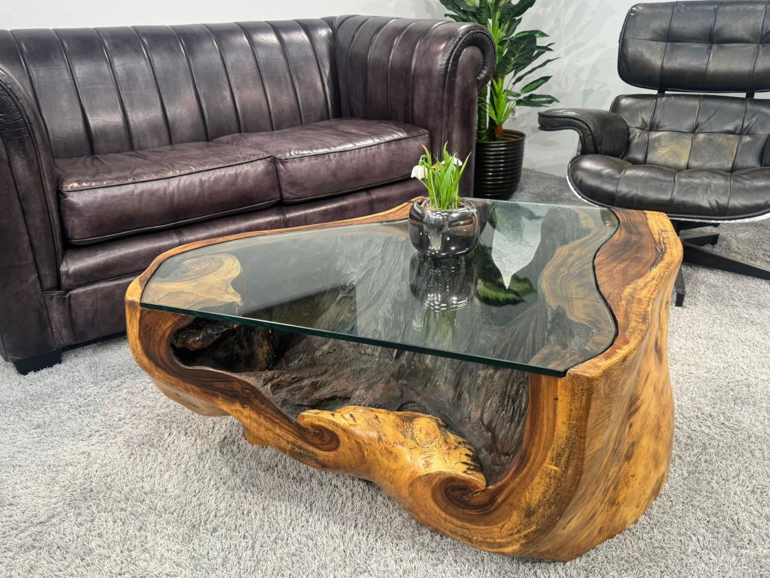 Wohnzimmertisch aus Suar-Baumstamm, 100x80x42 cm, mit Metallbeinen.