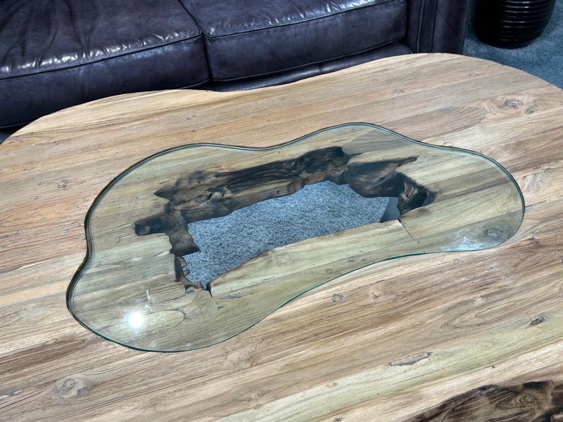 Couchtisch mit ovaler Form aus Holz