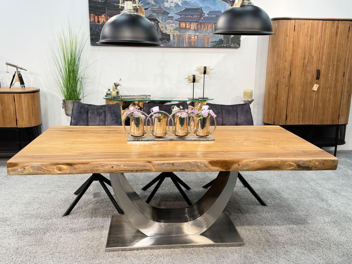 Rechteckiger Teakholz-Esstisch mit Edelstahl-Halbmondgestell.