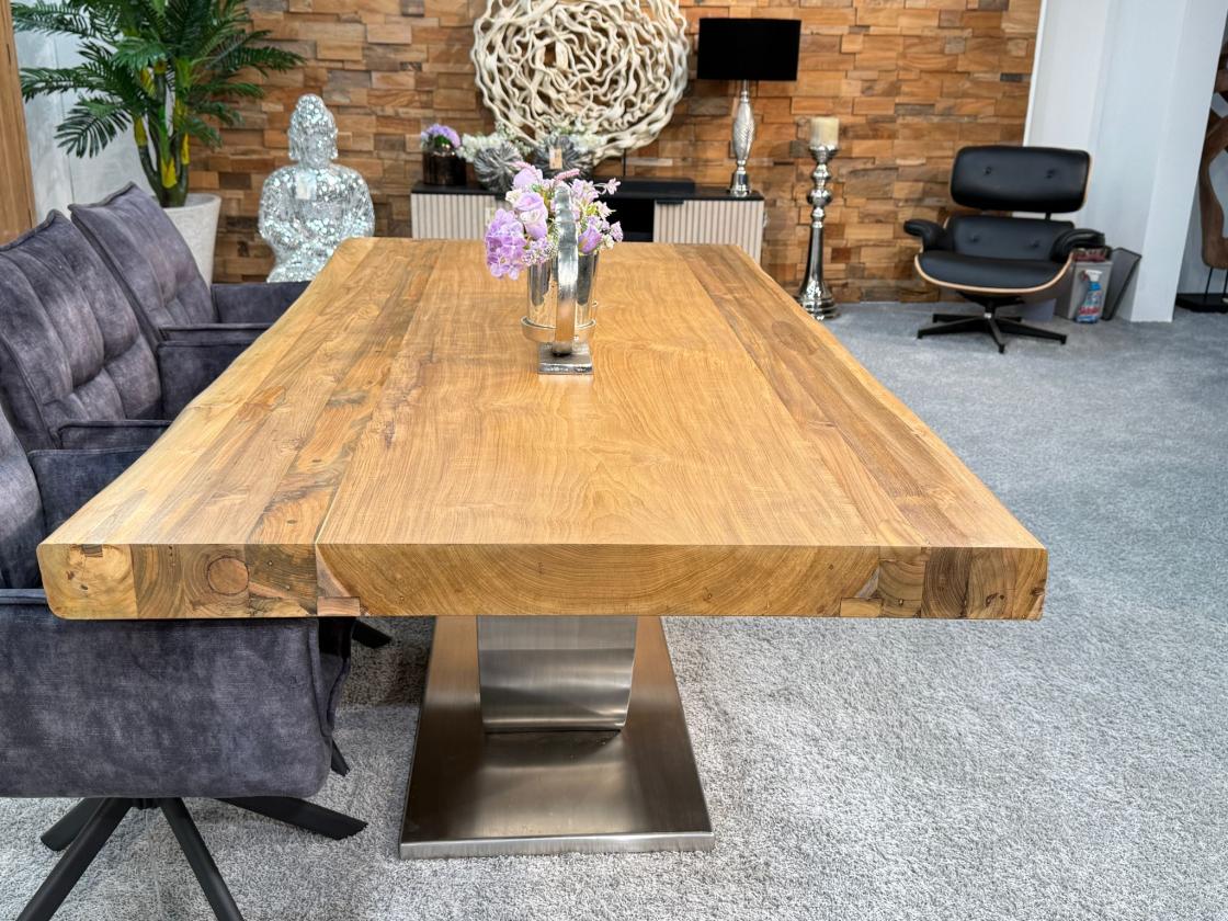 Rechteckiger Teakholztisch mit Edelstahlgestell im Esszimmer.