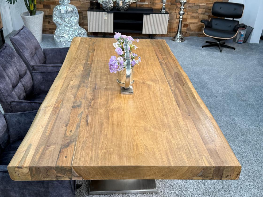 Rechteckiger Teakholz-Esstisch mit Edelstahlgestell.