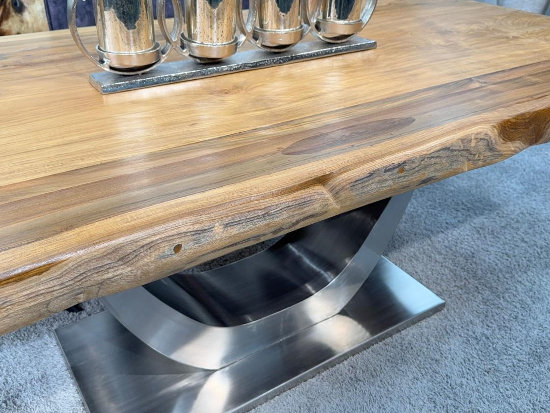 Teakholz-Esstisch mit Edelstahl-Halbmondgestell