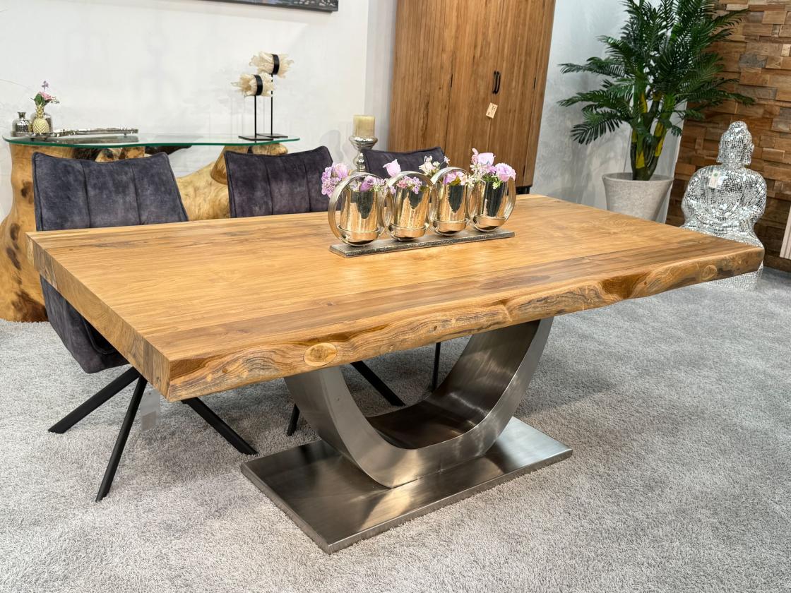 Rechteckiger Teakholz-Esstisch mit Edelstahlgestell