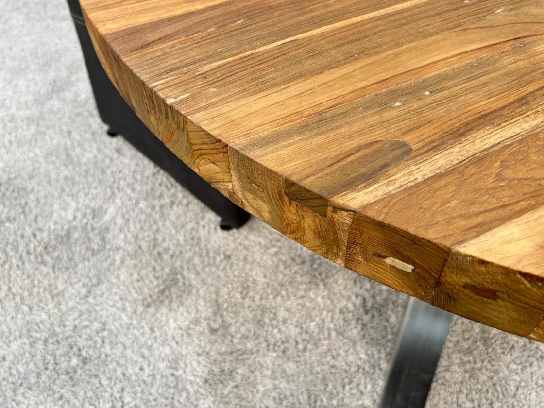 Runder Designtisch aus recyceltem Holz