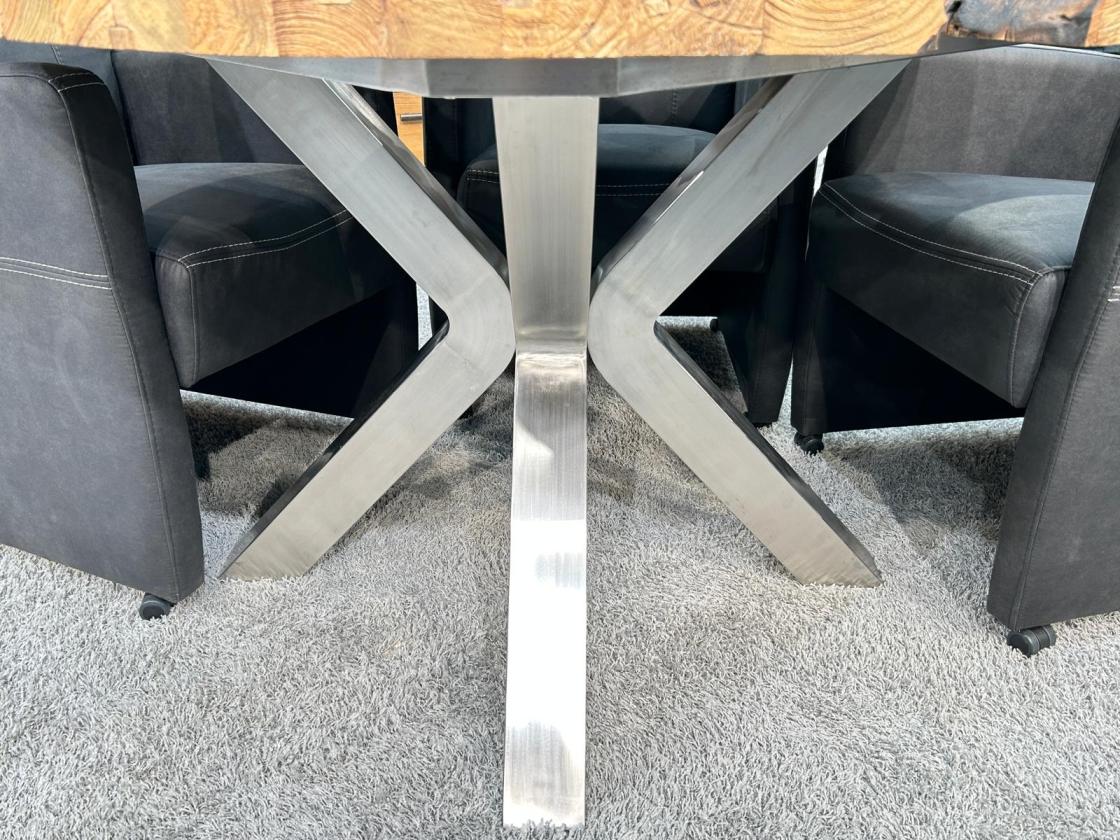 Runder Designtisch aus recyceltem Holz