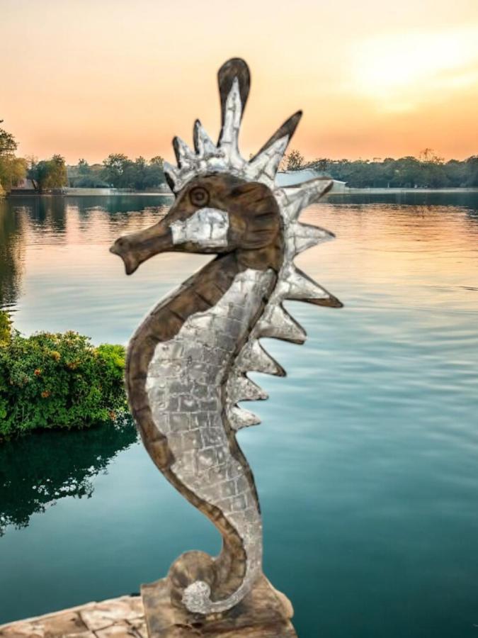 "Seepferdchen " aus Teakholz mit Applikationen aus Aluminium (Größe L, Höhe ca. 100 cm)