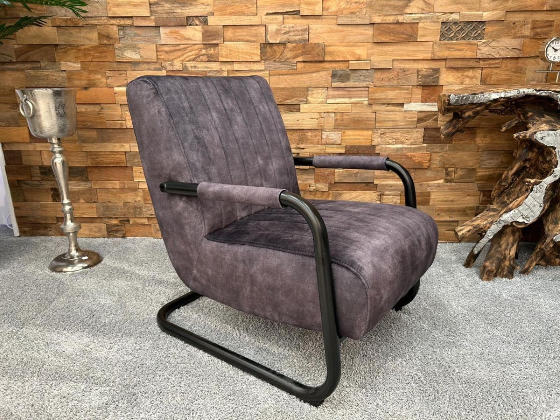 Loungsessel mit Armlehne und schwarzem Gestell