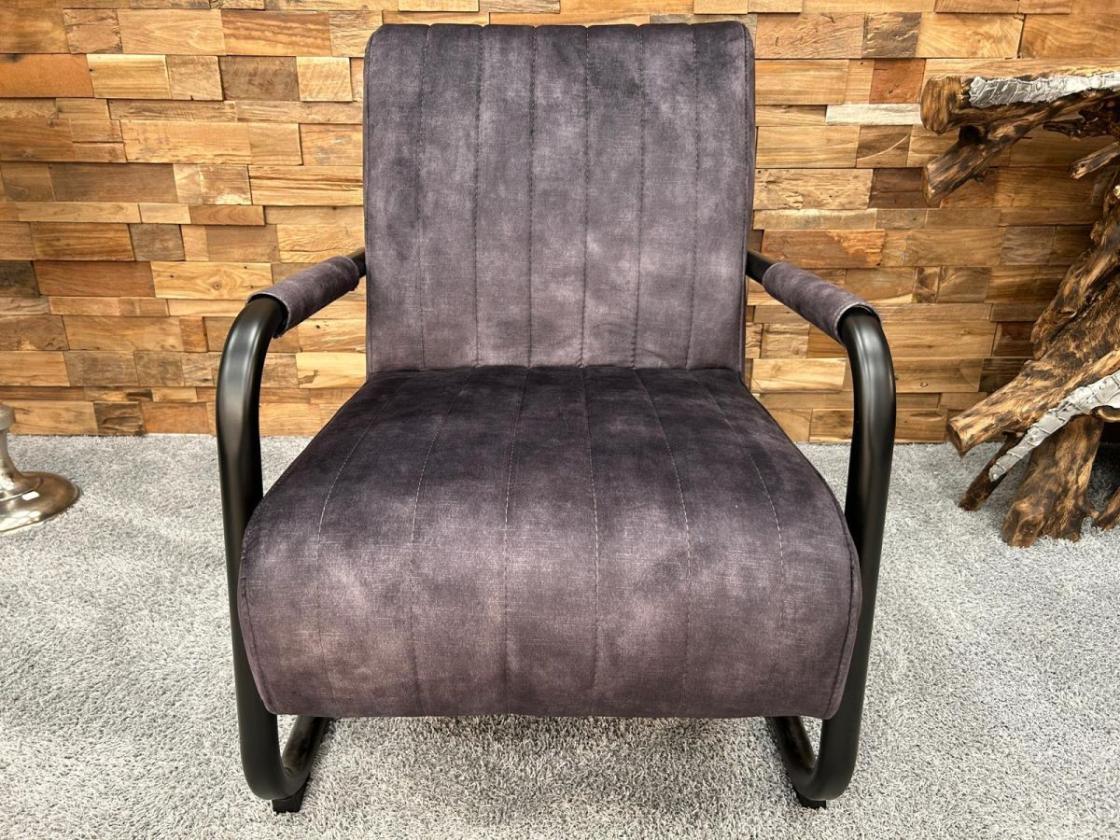 Loungsessel mit Armlehne und schwarzem Gestell