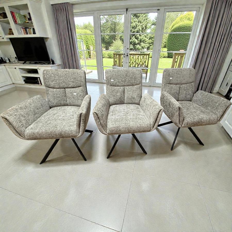 Drehbarer Stuhl mit Armlehne und Drehfunktion