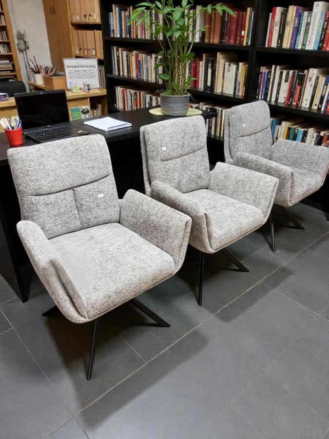 Drehbarer Stuhl mit Armlehne und Drehfunktion