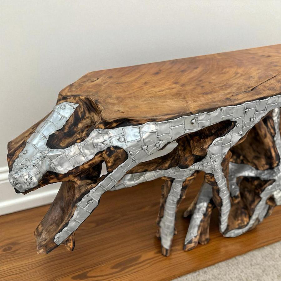 Sideboard aus einer Baumwurzel mit Aluminium