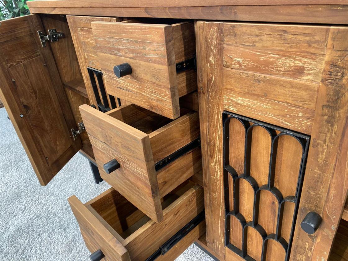 Sideboard / Anrichte "Castle" 152 x 53 x 88,5 cm aus recyceltem Altholz mit Metalldekor und Rohstahlgestell