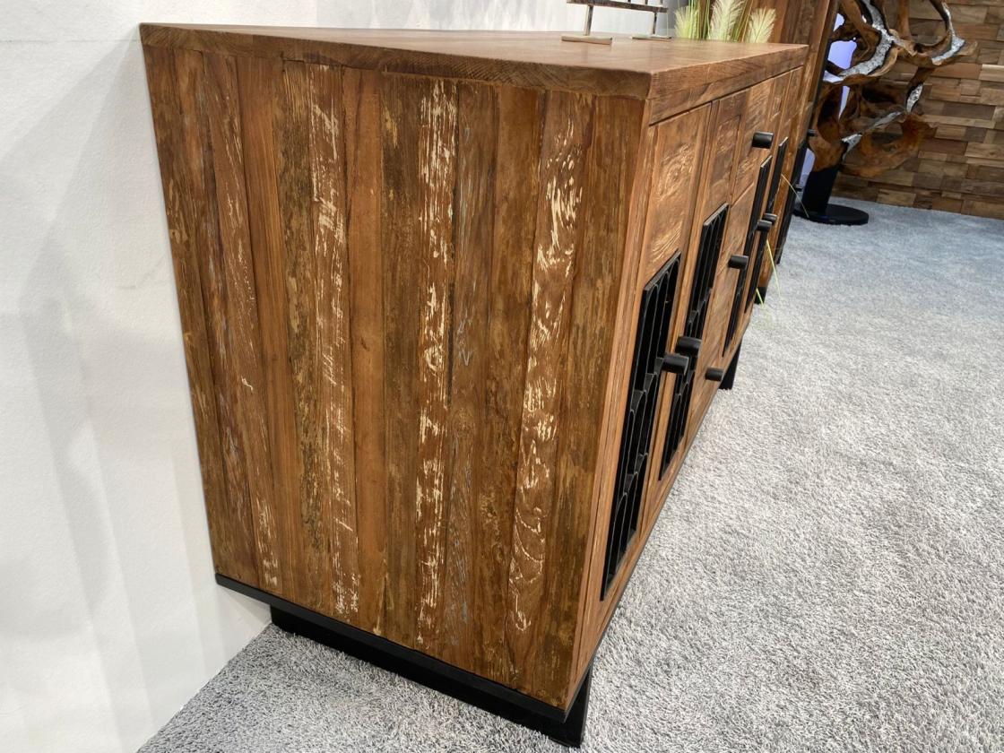 Sideboard / Anrichte "Castle" 152 x 53 x 88,5 cm aus recyceltem Altholz mit Metalldekor und Rohstahlgestell