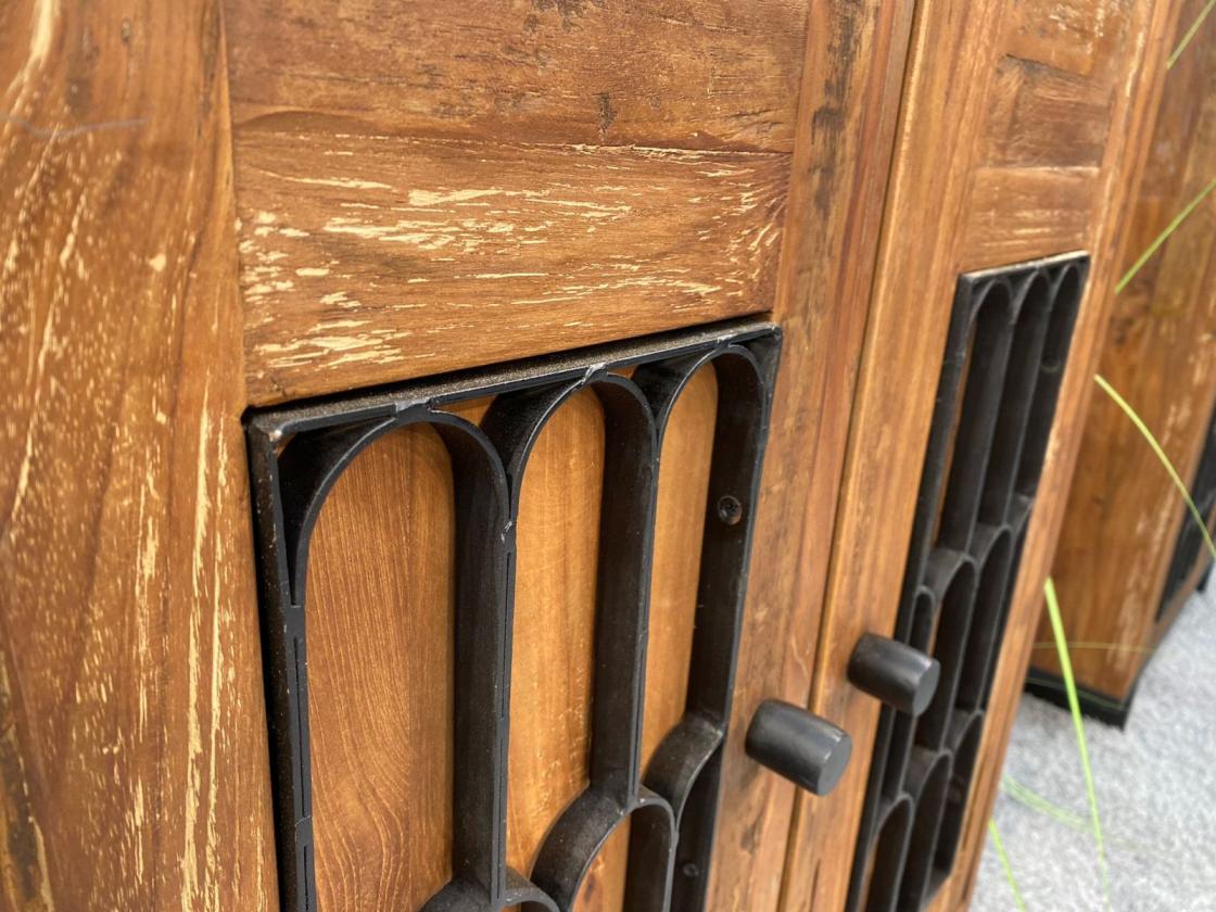 Sideboard / Anrichte "Castle" 152 x 53 x 88,5 cm aus recyceltem Altholz mit Metalldekor und Rohstahlgestell