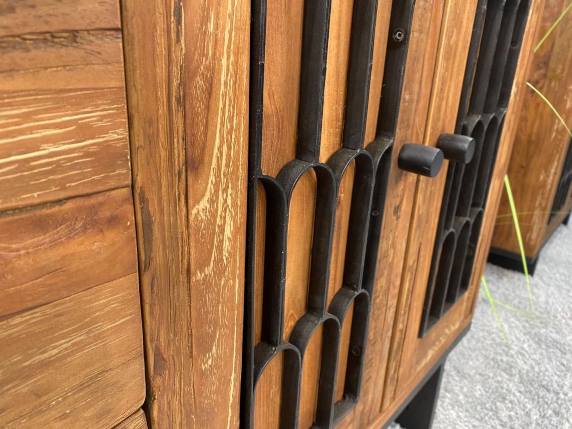 Sideboard / Anrichte "Castle" 152 x 53 x 88,5 cm aus recyceltem Altholz mit Metalldekor und Rohstahlgestell