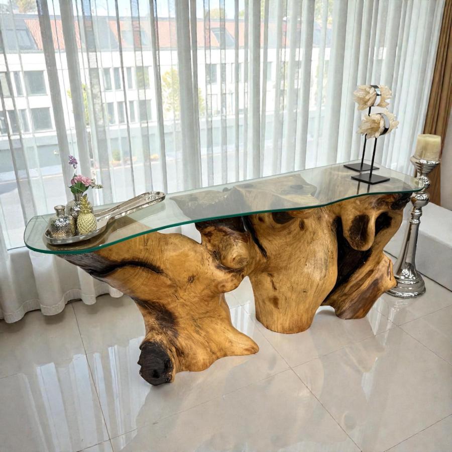 Sideboard aus Suarholz mit Glasplatte