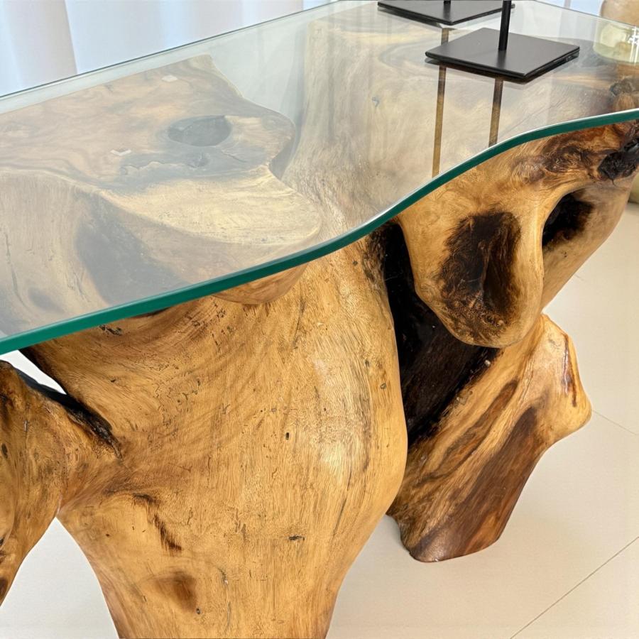 Sideboard aus Suarholz mit Glasplatte