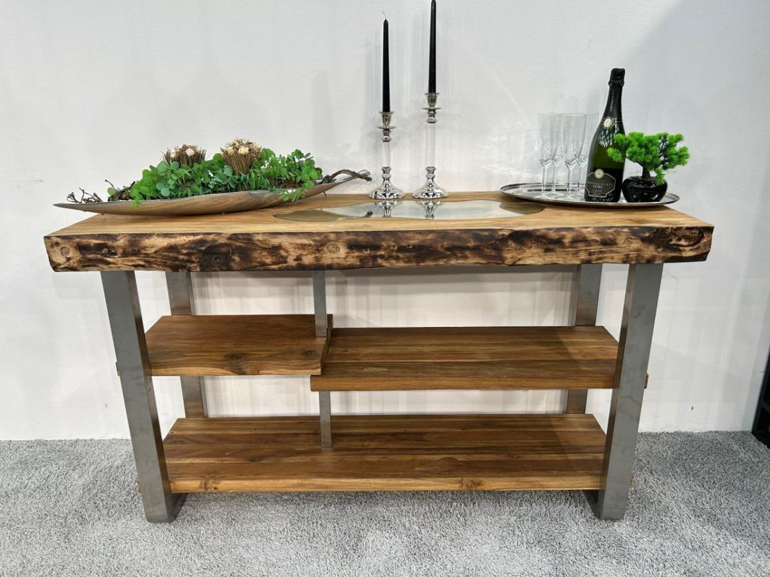 Zeitloses Sideboard aus Holz mit Edelstahl