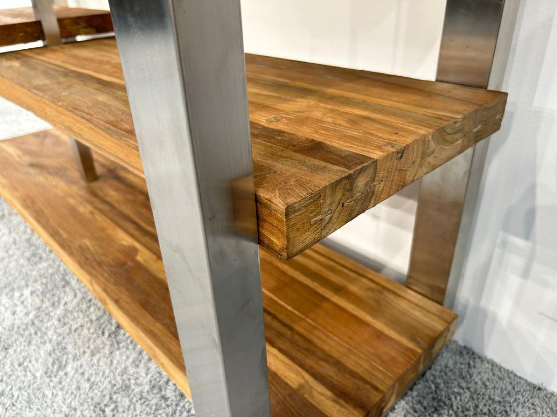 Zeitloses Sideboard aus Holz mit Edelstahl