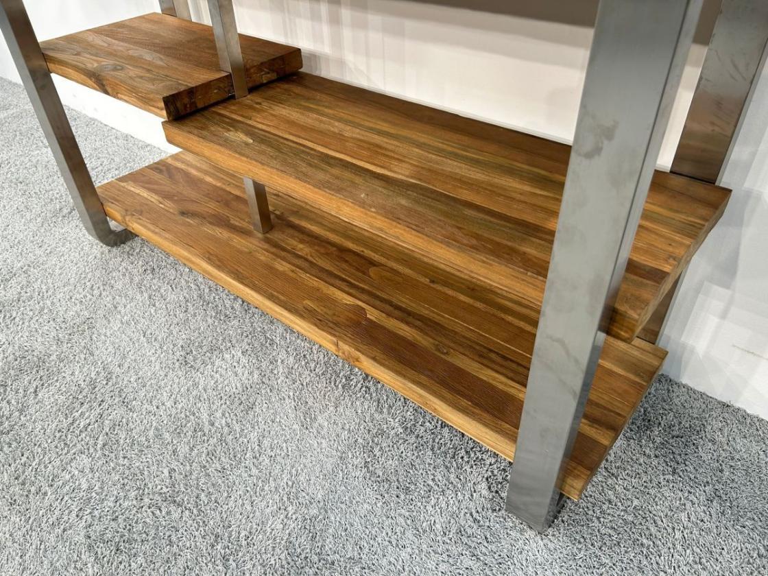 Zeitloses Sideboard aus Holz mit Edelstahl