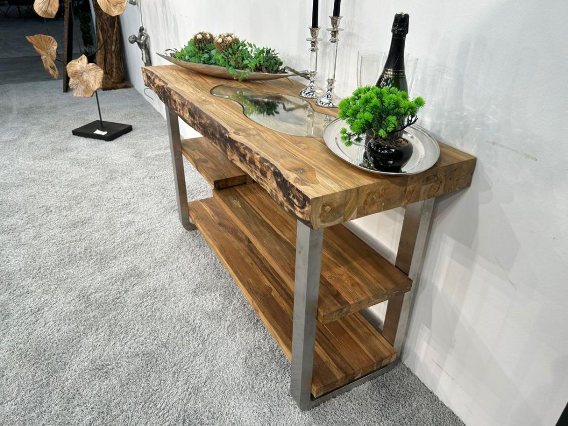 Zeitloses Sideboard aus Holz mit Edelstahl
