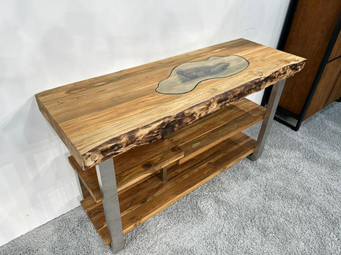 Zeitloses Sideboard aus Holz mit Edelstahl
