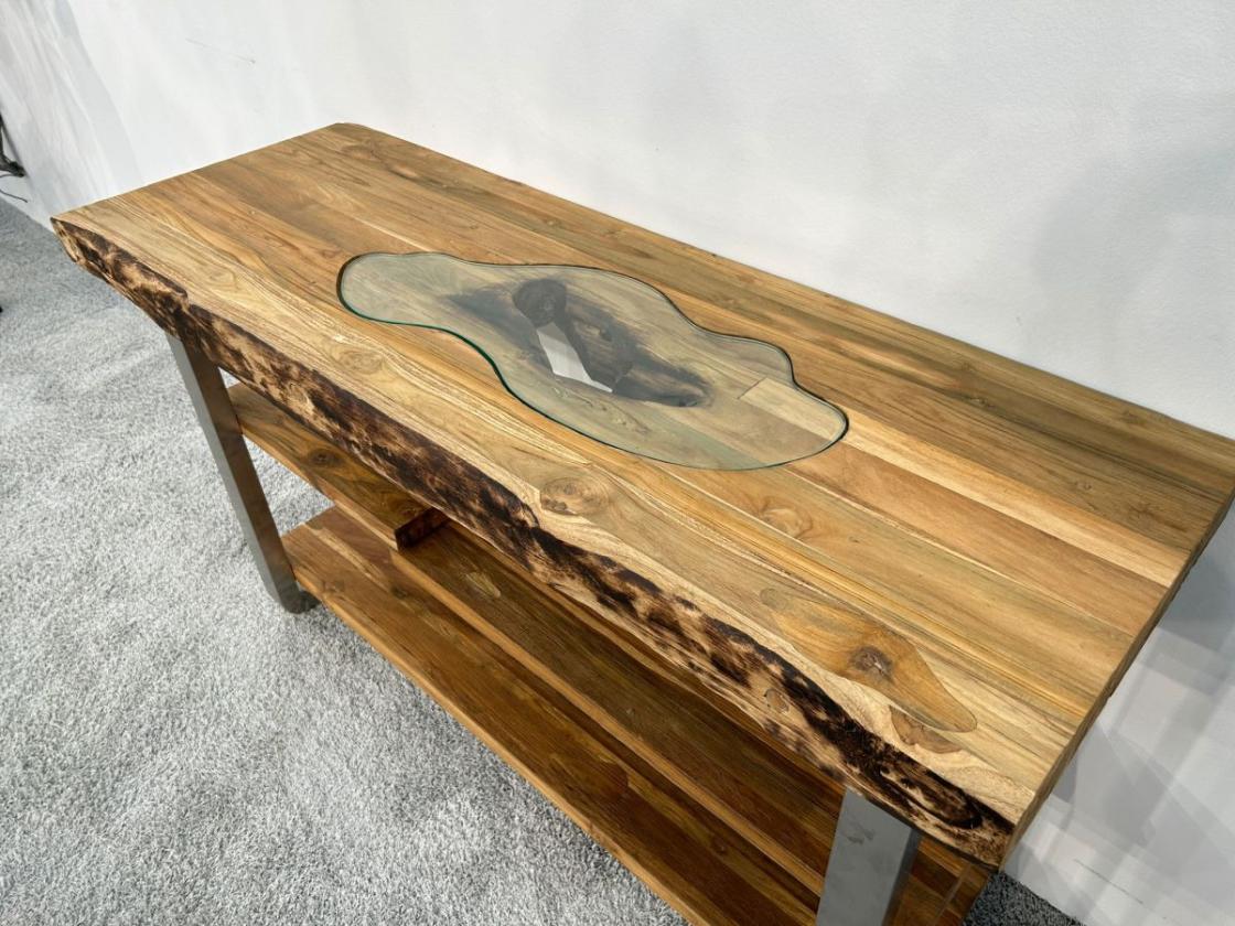 Zeitloses Sideboard aus Holz mit Edelstahl